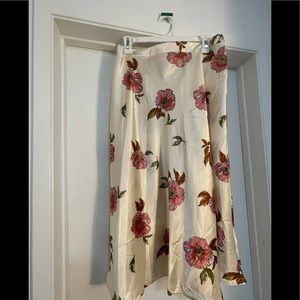 Cute flower creme Silk Skirt , New never worn ..